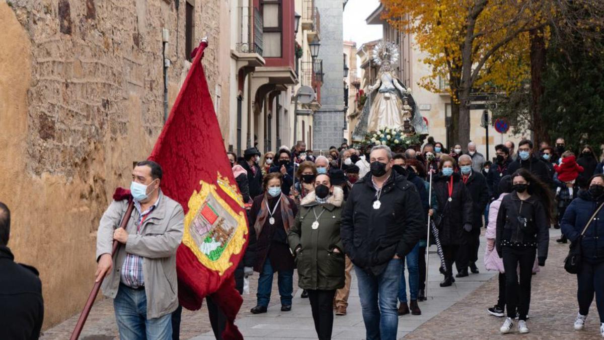 El pendón de la cofradía, en la cabeza de la comitiva . | J.L. F.