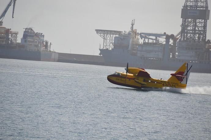 Los hidroaviones cargan agua en el Puerto de Las Palmas - Incendio Gran Canaria 2019