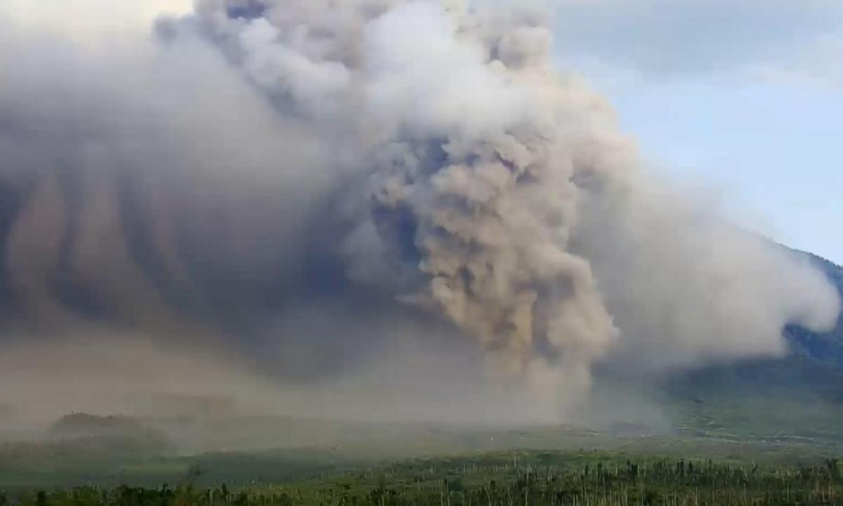 La isla de Java (Indonesia), en alerta por la erupción del volcán Semeru