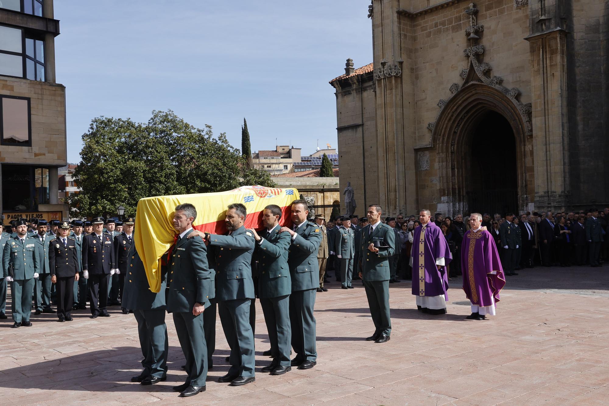 En imágenes: funeral en la catedral de Oviedo del guardia civil que evitó una masacre ciclista en Pravia