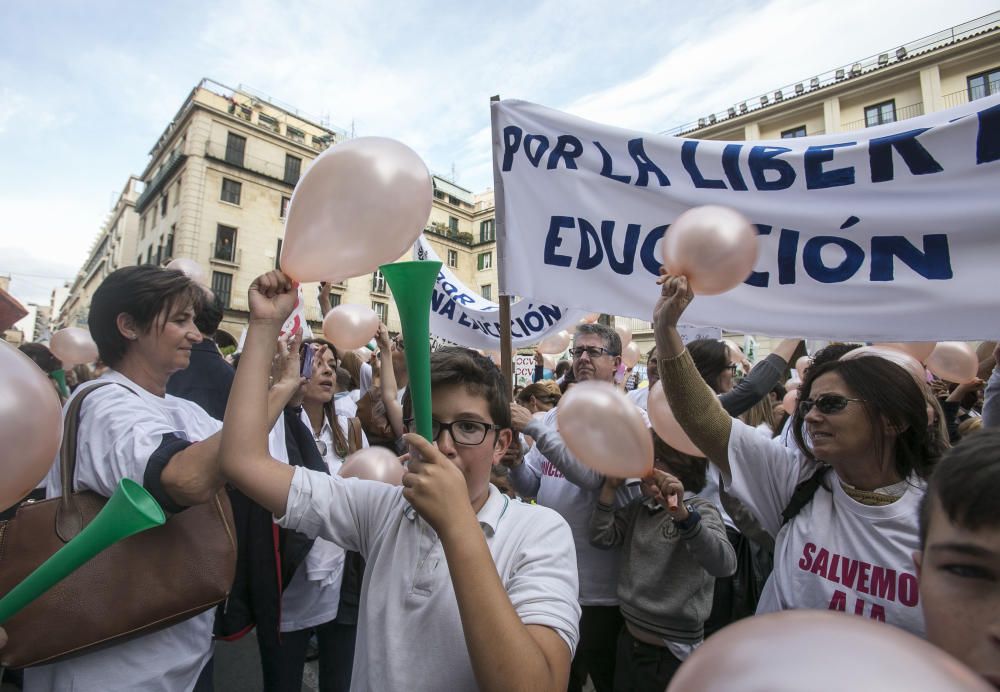 Manifestación en contra de los recortes de aulas en la enseñanza concertada