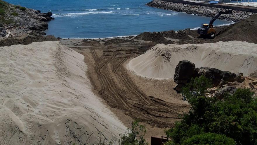 La mayoría de la arena recogida estos días se extrae del fondo marino de la cala del Retor, que tiene excedentes.