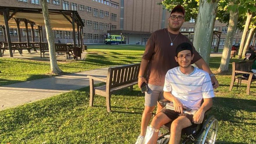 Diego en el jardín del Hospital Nacional de Parapléjicos de Toledo junto a su amigo Felipe, con el que se vino a España y quien no se ha separado de él desde que ocurrió el accidente.