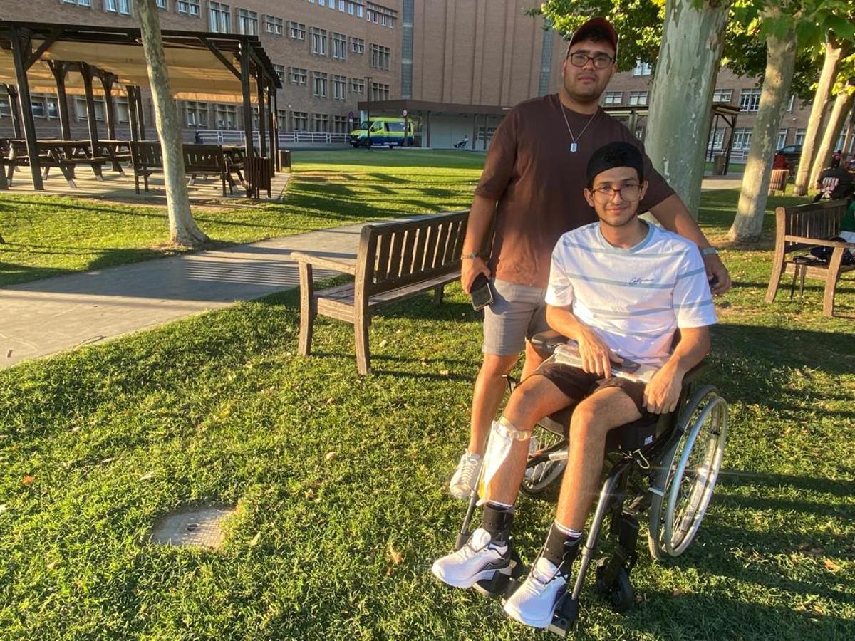 Diego en el jardín del Hospital Nacional de Parapléjicos de Toledo junto a su amigo Felipe, con el que se vino a España y quien no se ha separado de él desde que ocurrió el accidente.