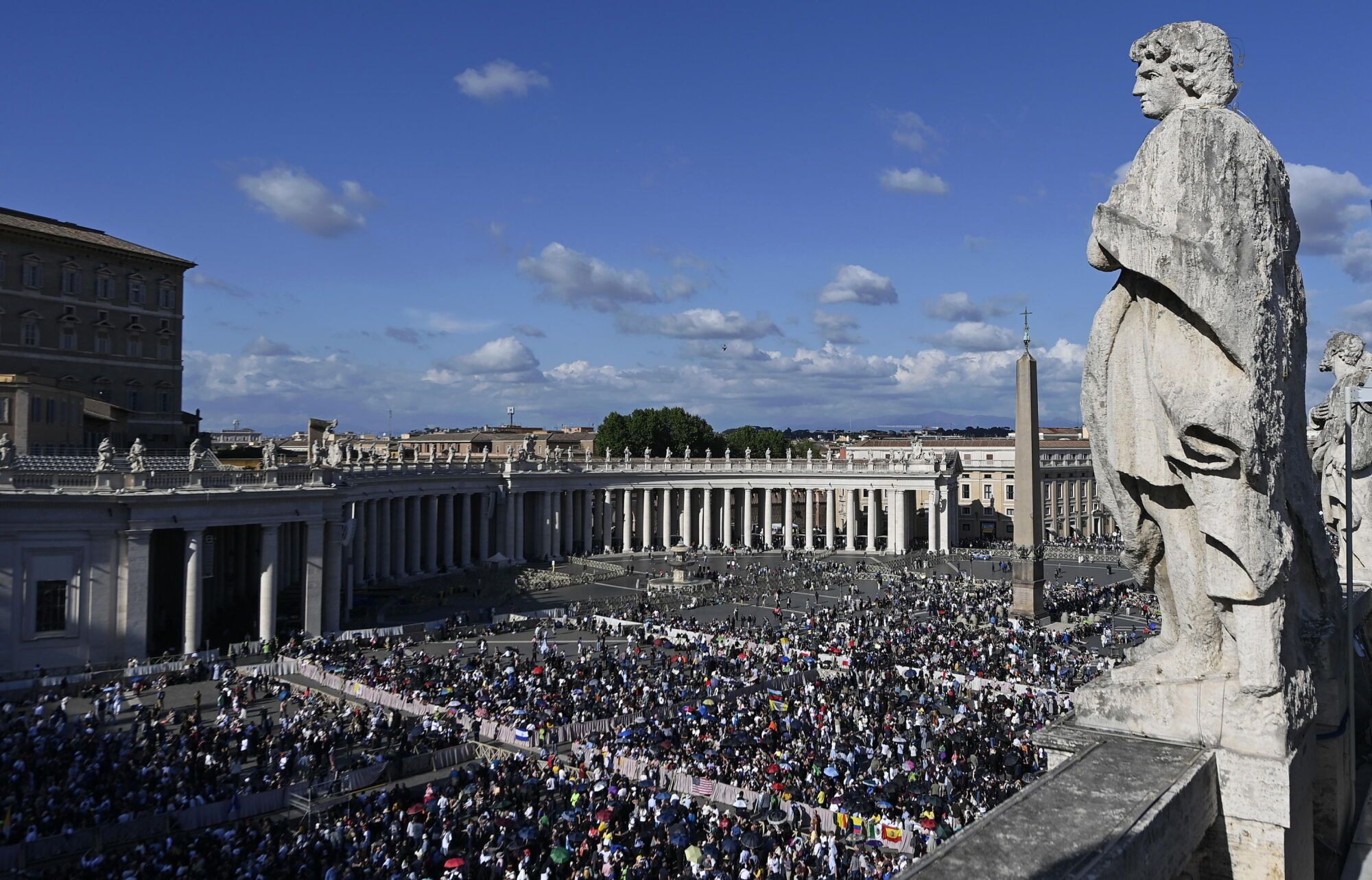 Vatican City (Vatican City State (Holy See)), 08/05/2025.- A view of a crowded St. Peter's Square on the second day of the conclave, in Vatican City, 08 May 2025. (Papa) EFE/EPA/RICCARDO ANTIMIANI