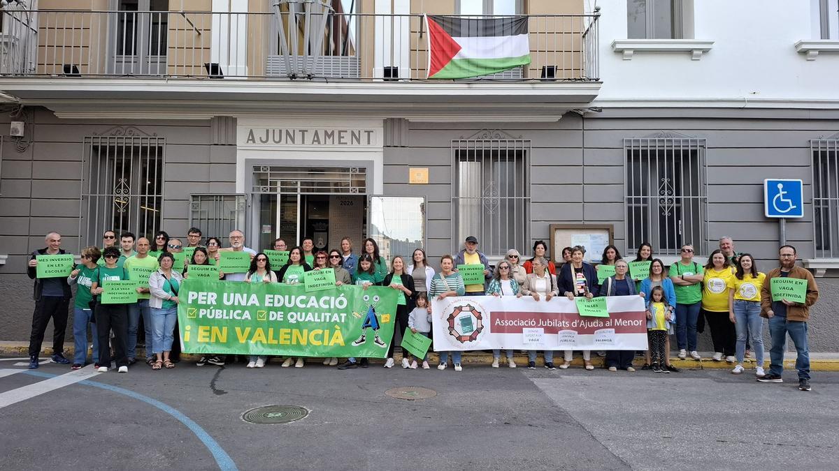 Los docentes y el alcalde de Pedreguer, la concejala de Educación, Noelia Garcia, la primera teniente de alcalde, Celis Mas, y la concejala de Igualdad, Noelia Miralles
