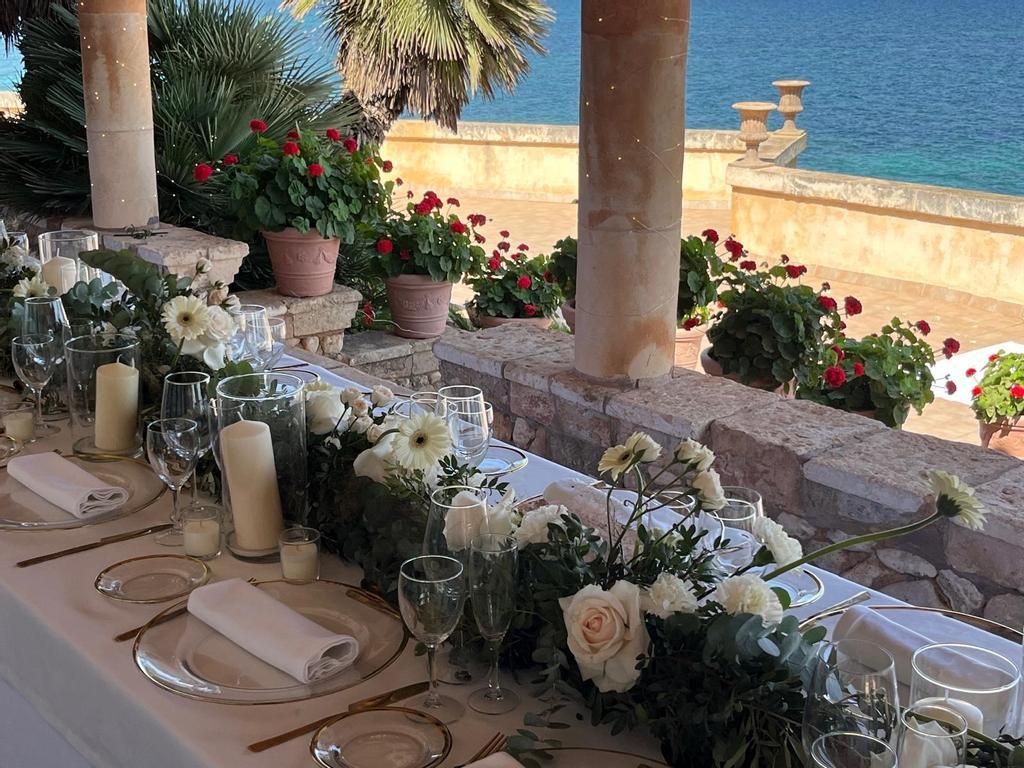 Confident woman profiting from Esme La Chapina OnlyFans leak