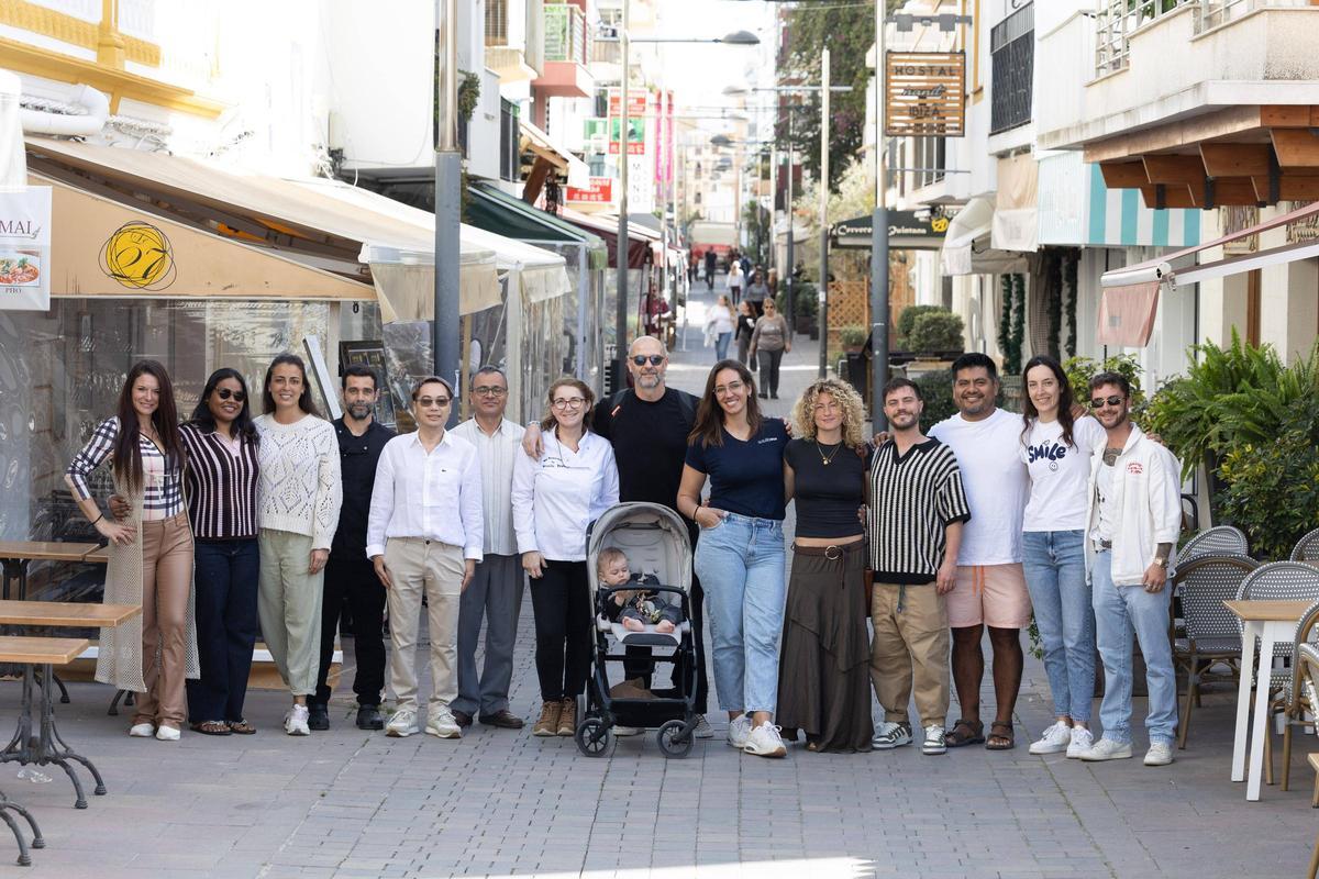 Imagen con los integrantes de la nueva asociación de comerciantes en la calle Sant Vicent.