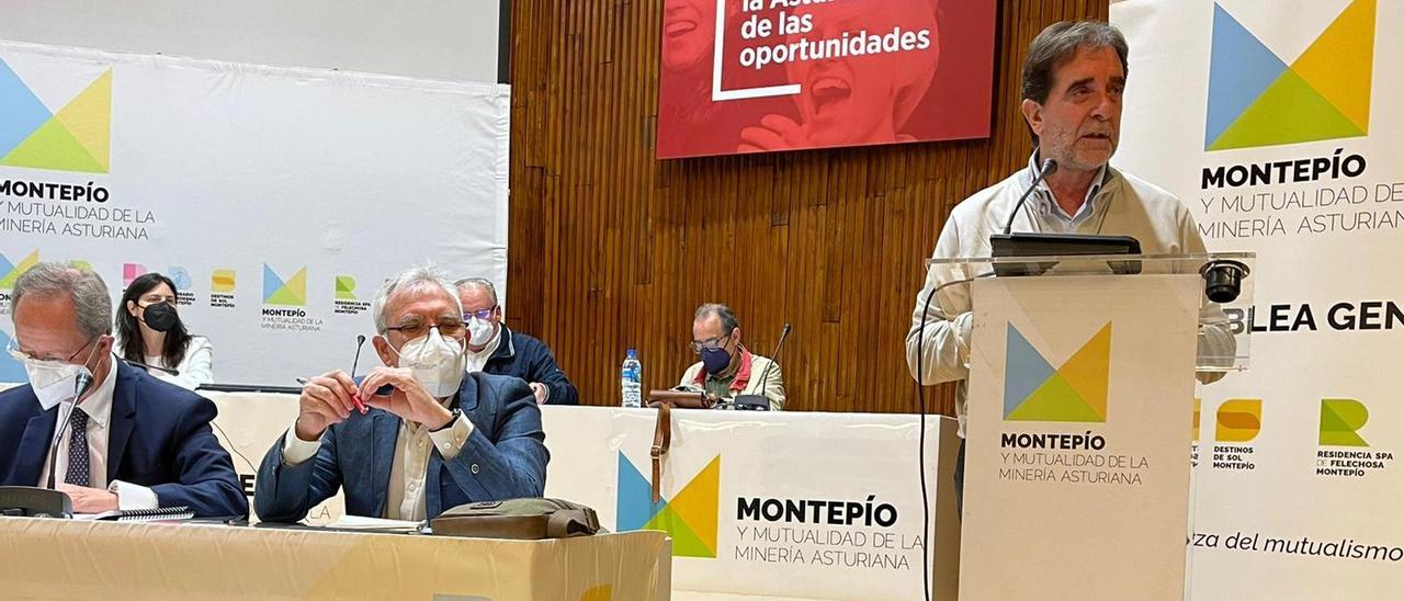 Pulgar se dirige a los mutalistas en la asamblea de ayer.