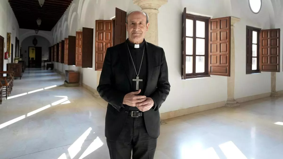 Jesús Fernández, obispo de Córdoba: «La Iglesia tiene las mejores armas para la paz, pero la responsabilidad es política»