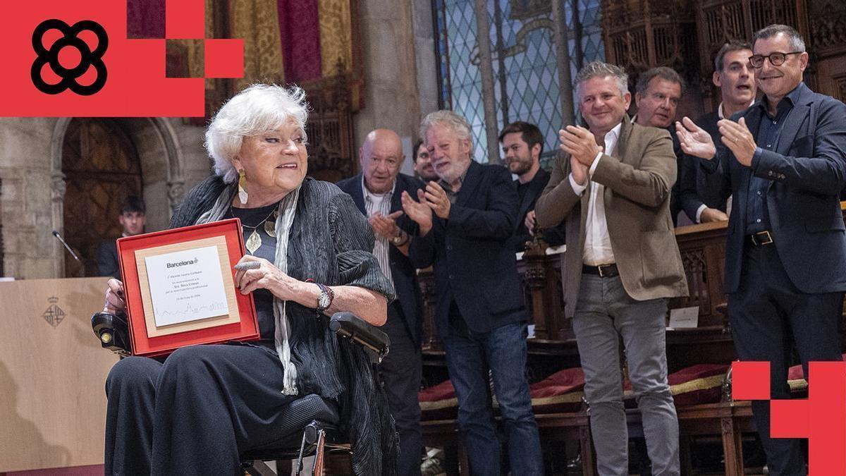 Rosa Maria Esteva recibe el calor del público que ha llenado el Saló de Cent durante su homenaje.
