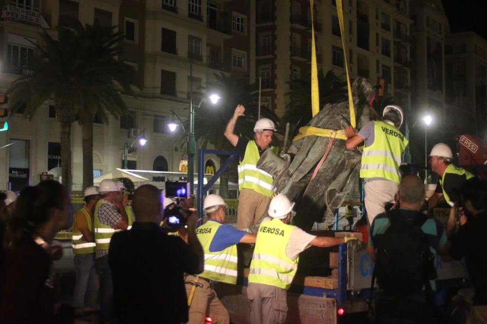 Traslado de la escultura del Marqués de Larios para su restauración.