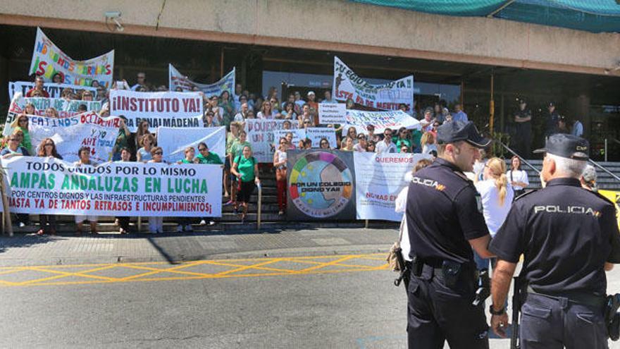 Una de las últimas protestas de los padres de Teatinos ante la Delegación de Educación.