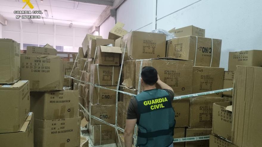 Requistan en tres naves de Elche 124.000 artículos destinados al top manta en los paseos de Torrevieja