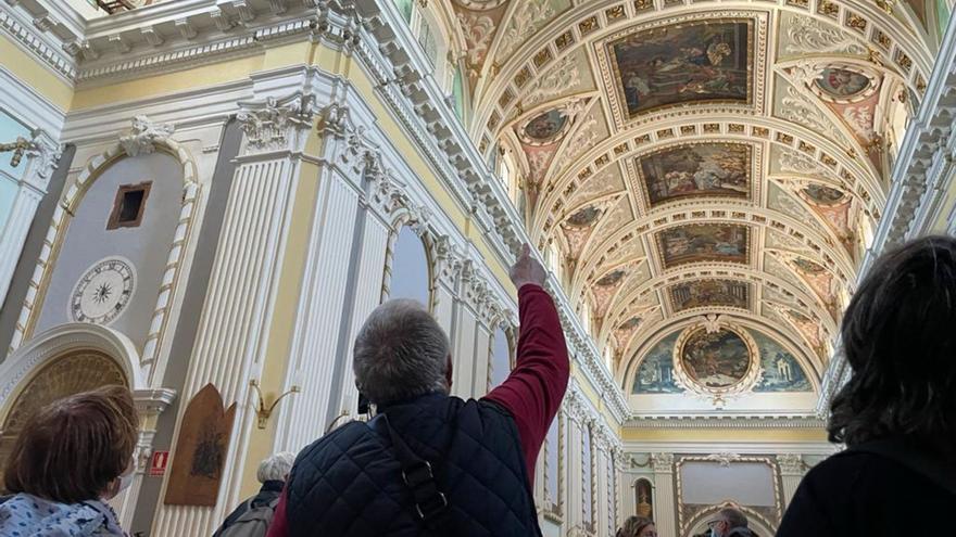 El evento central del encuentro entre Torrero y La Cartuja fue la visita de los monumentos más importantes de este barrio rural, como su imponente iglesia. |