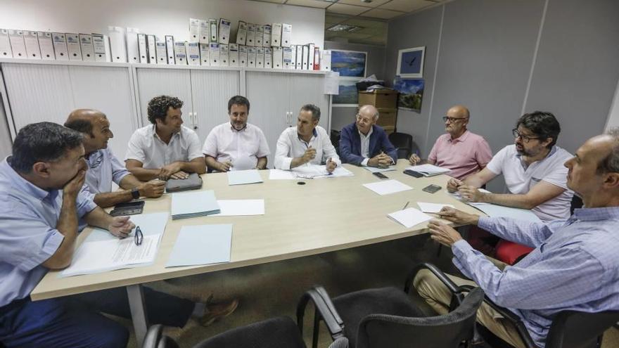 Imagen de la reunión celebrada ayer en la Dirección General de Puertos.