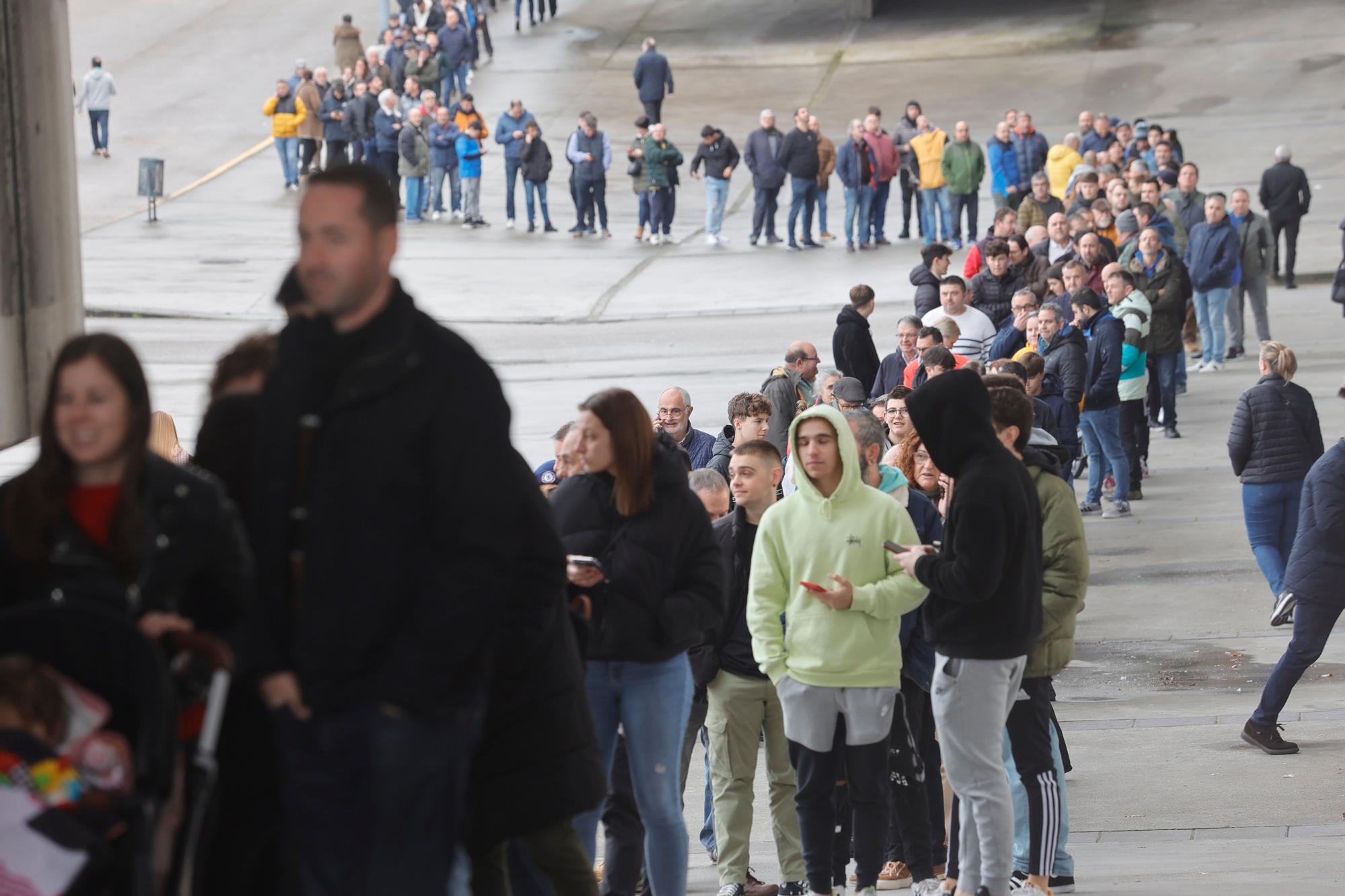 EN IMÁGENES: colas en el Tartiere para comprar entradas de Copa