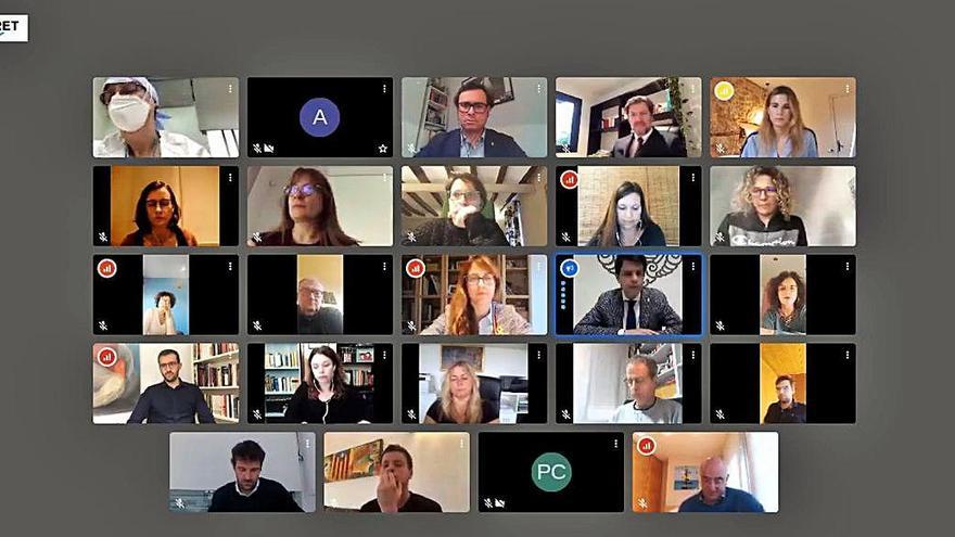 La pantalla amb els regidors connectats al ple extraordinari d&#039;ahir