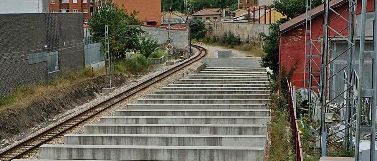 Las obras del soterramiento, con el barrio de El Puente al fondo.