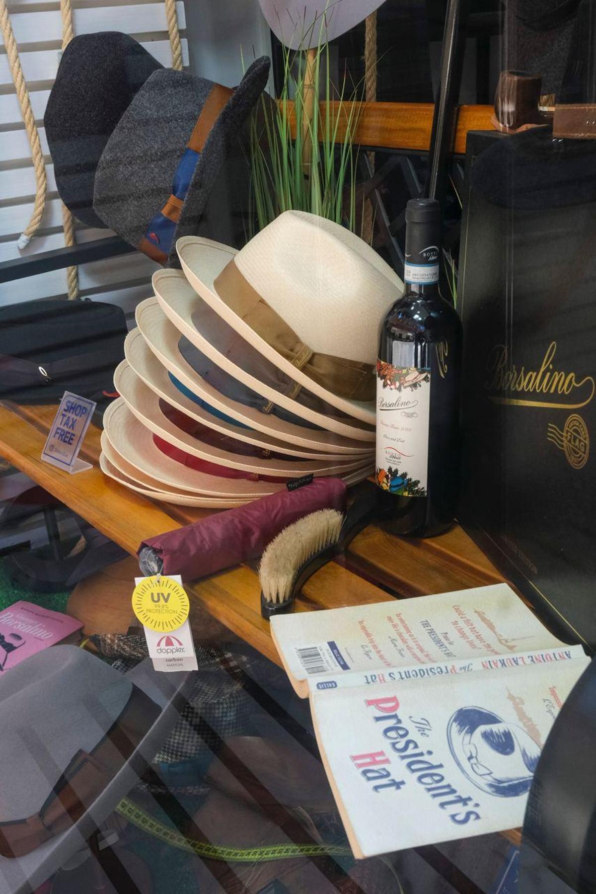 Al entrar en la tienda, uno podría sentir que ha ingresado a un museo único de sombreros auténticos
