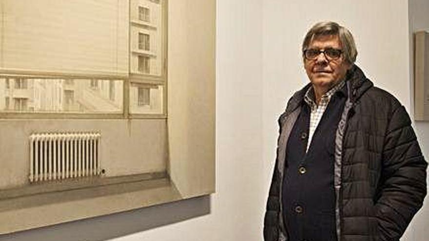 El artista madrileño Carlos Morago, con una de sus obras.