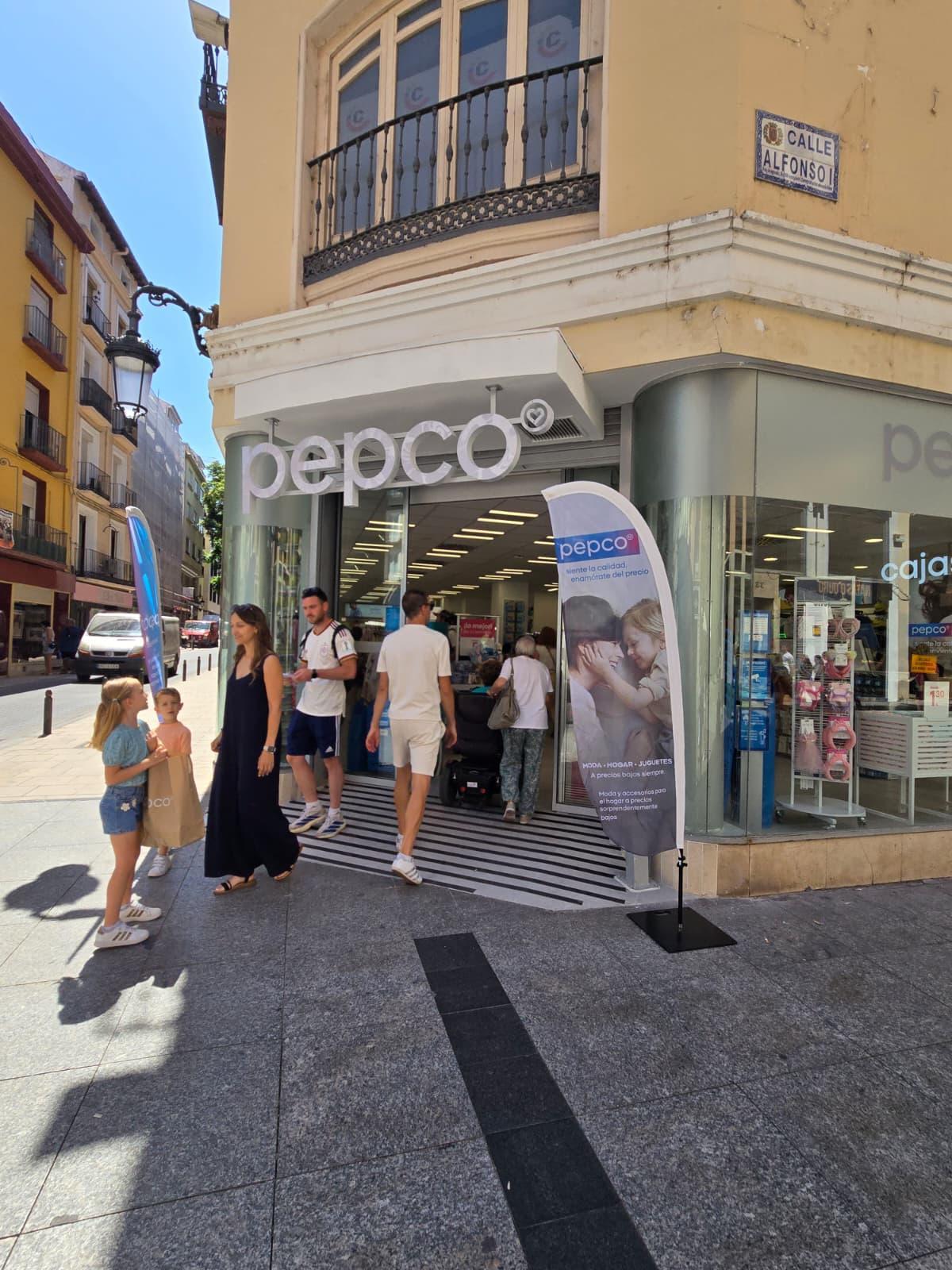 La nueva tienda Pepco en la calle Alfonso, con una gran afluencia de gente durante toda la mañana.