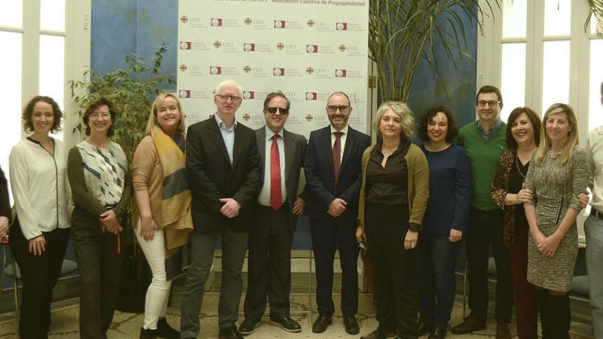 Los investigadores del Instituto ODISEAS de la CEU UCH y el vicerrector de Investigación, Ignacio Pérez, junto a Rafael de Lorenzo, secretario general del Consejo General de la ONCE.