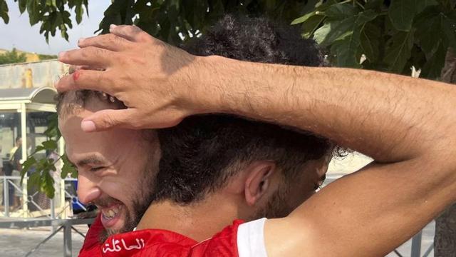 Dos joves s’abracen a Ceuta després de travessar des del Marroc | REDUAN DRIS / EFE