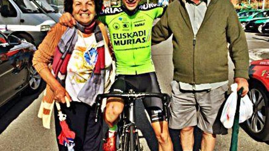 Óscar Rodríguez, junto a sus abuelos, antes de la salida de la etapa de Mombuey.