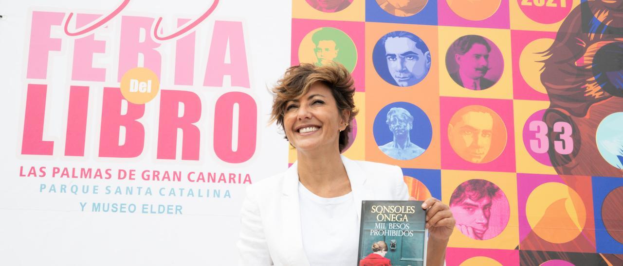 La periodista y escritora Sonsoles Ónega antes de presentar su obra &#039;Mil besos prohibidos&#039; en la Feria del Libro capitalina