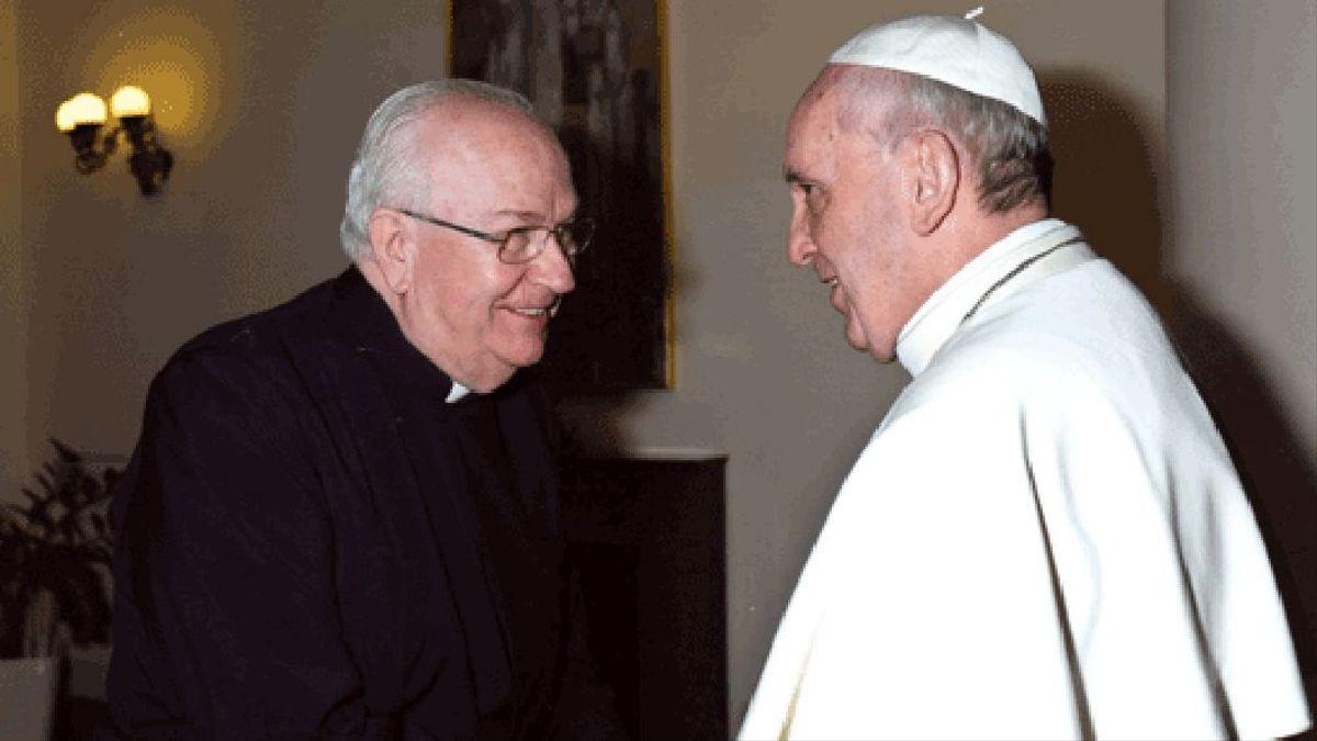 Fernando Vérgez Alzaga, a la izquierda, saluda al Papa Francisco en el Vaticano, en una imagen de archivo.