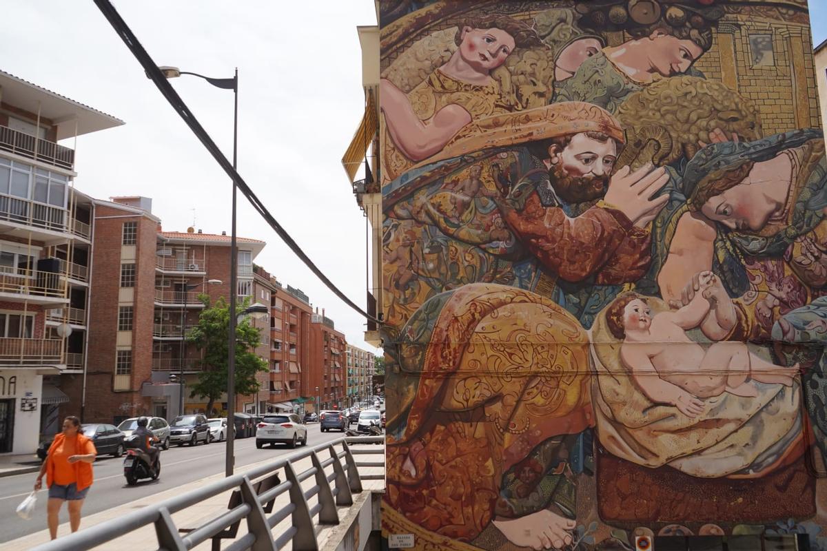 Un hombre pasa junto al nuevo mural de Carlos Adeva en Zamora