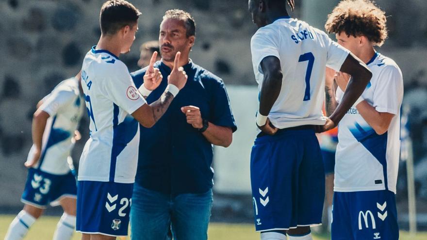 Mazinho dialoga con Jorge Padilla en el partido de la pasada semana en la Ciudad Deportiva.