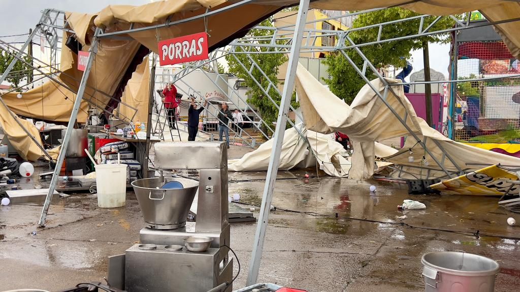 La lluvia amarga la feria a los cacereños y causa destrozos en el ferial