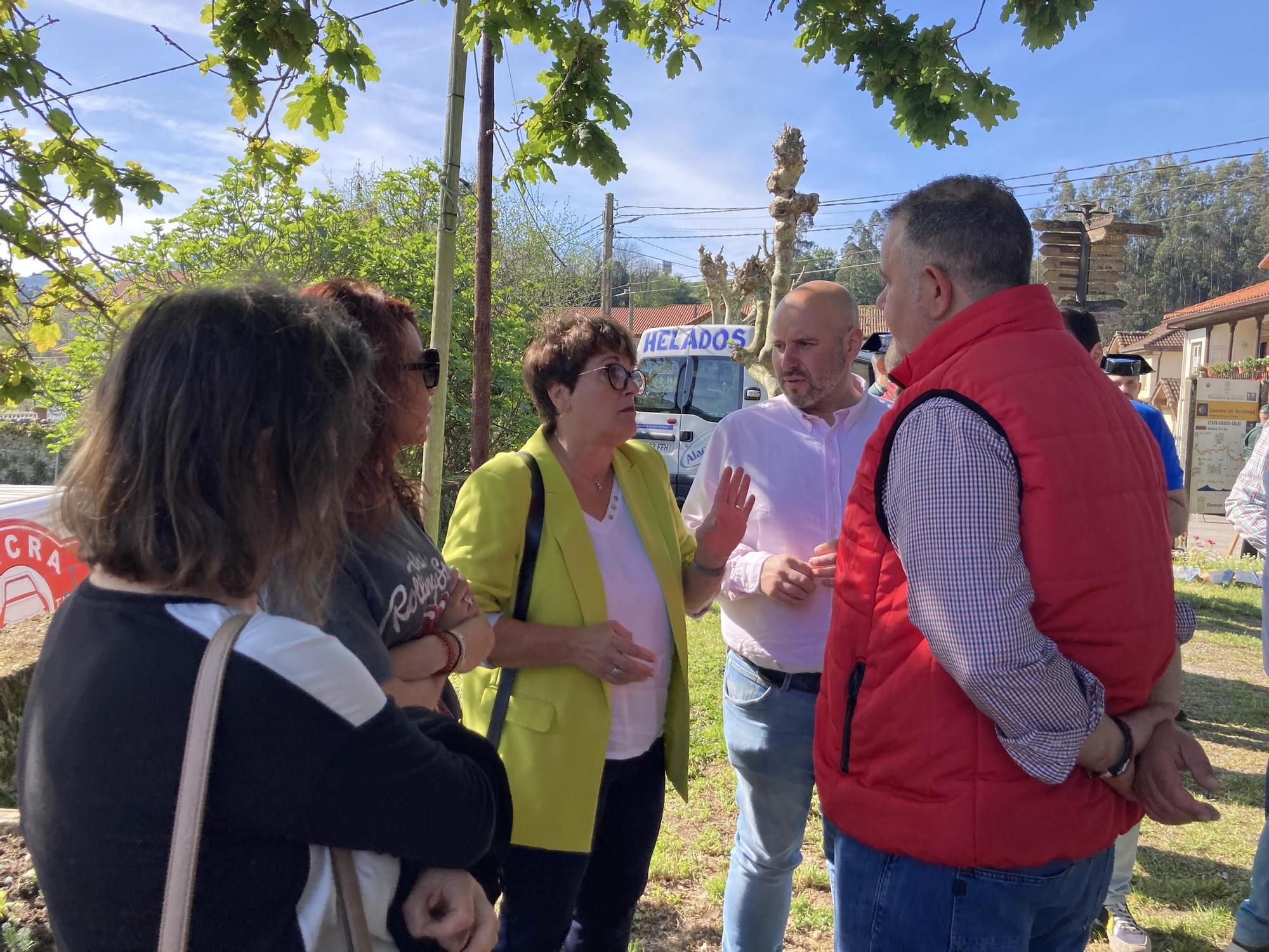 La diputada Esther Freile charla con el alcalde de Belmonte, Gil Alonso; el director general de Planificación Agraria, Marcos Da Rocha y otras compañeras socialistas