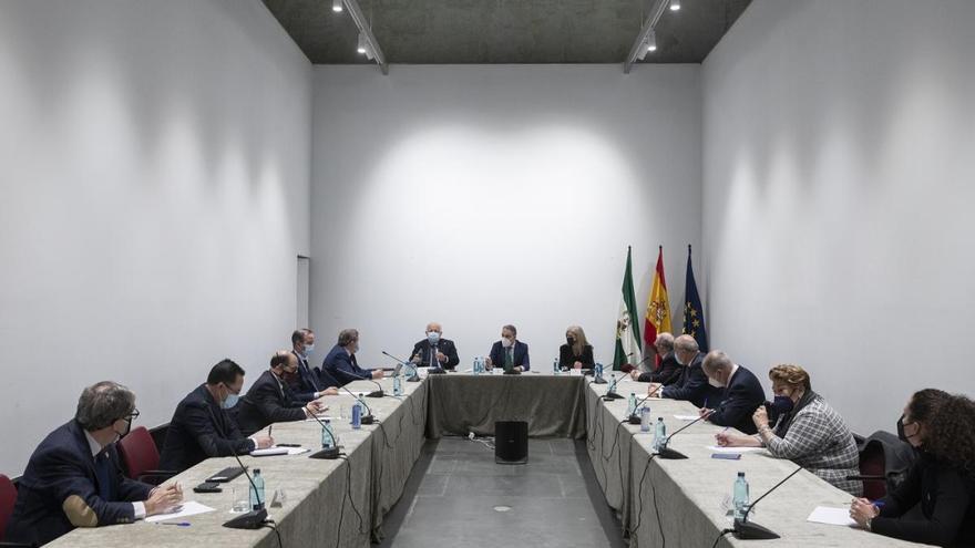 Elías Bendodo y Jesús Aguirre se reunen con los presidentes de las agrupaciones de cofradías andaluzas.