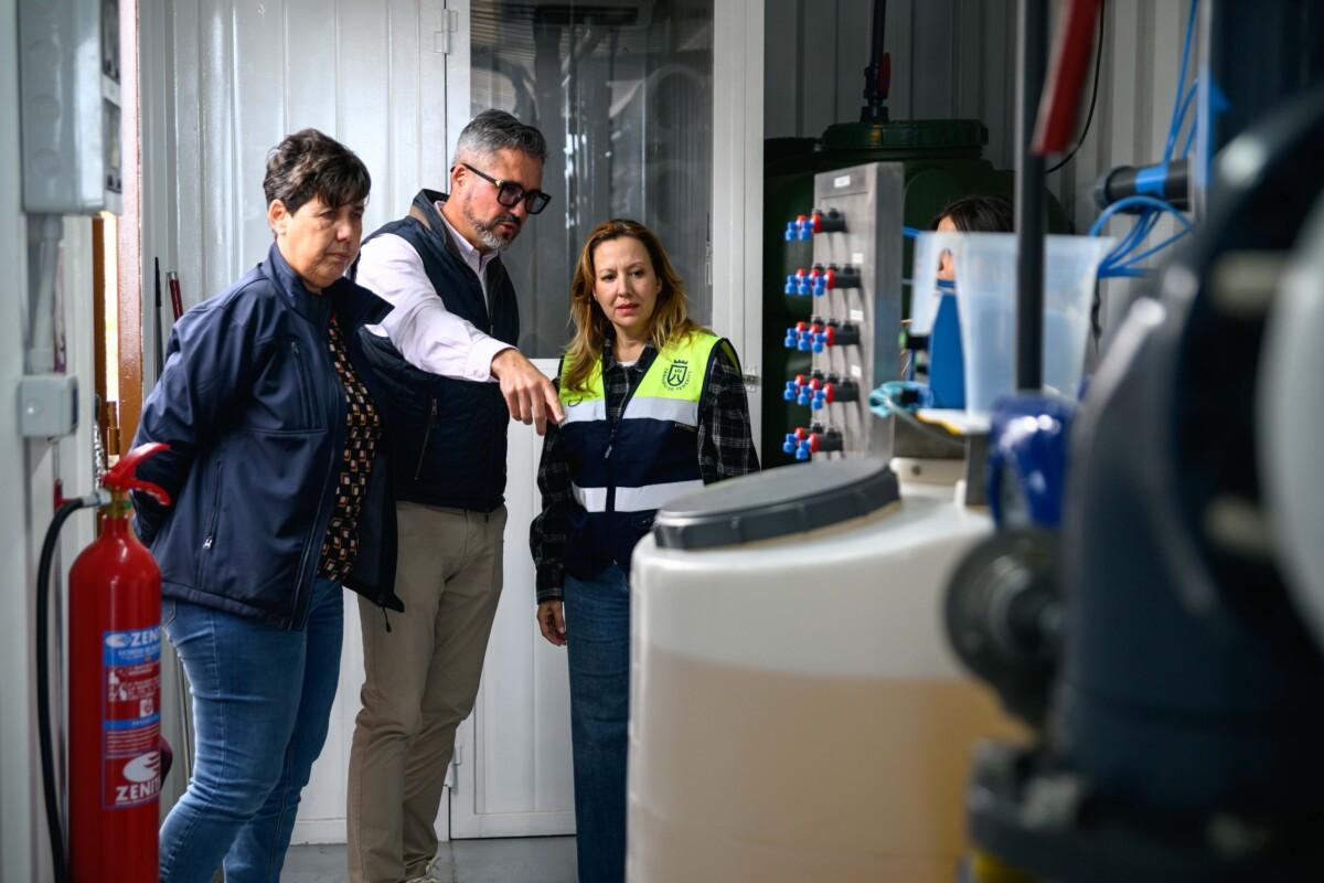 La presidenta del Cabildo, Rosa Dávila, y la consejera Blanca Pérez durante una visita a la desaladora del Puerto de la Cruz