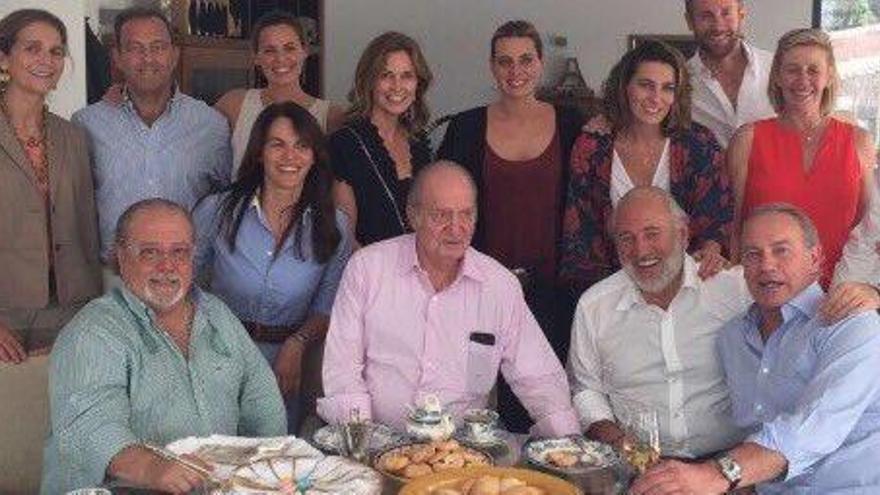 Arévalo hace una paella para el rey Juan Carlos, la infanta Elena y Bertín Osborne