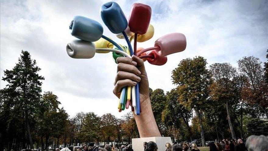 Una polémica obra de Jeff Koons que EEUU regaló a Francia se instala en París