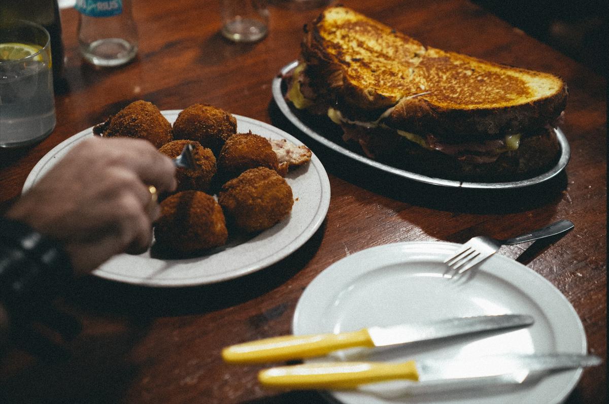 El bocadillo conocido como zapatilla junto con las croquetas son uno de los platos mas característicos del Bar Melo´s en Madrid.