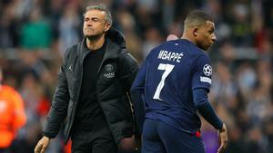 Luis Enrique y Mbappé, en un partido del PSG.