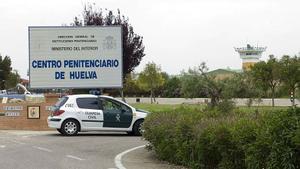 HU04. HUELVA, 13/06/09.- La organización terrorista ETA organizaba un plan de fuga para varios de sus miembros recluidos en la cárcel de Huelva, informaron hoy a Efe fuentes de la investigación, según las cuales hay seis detenidos y presos arrestados dentro de varias cárceles. En la imagen, un vehículo de la Guardia Civil junto a la entrada de la cárcel de Huelva. EFE/Iván Quintero. Cárcel. Centro Penintenciario. ETA. Planes de fuga