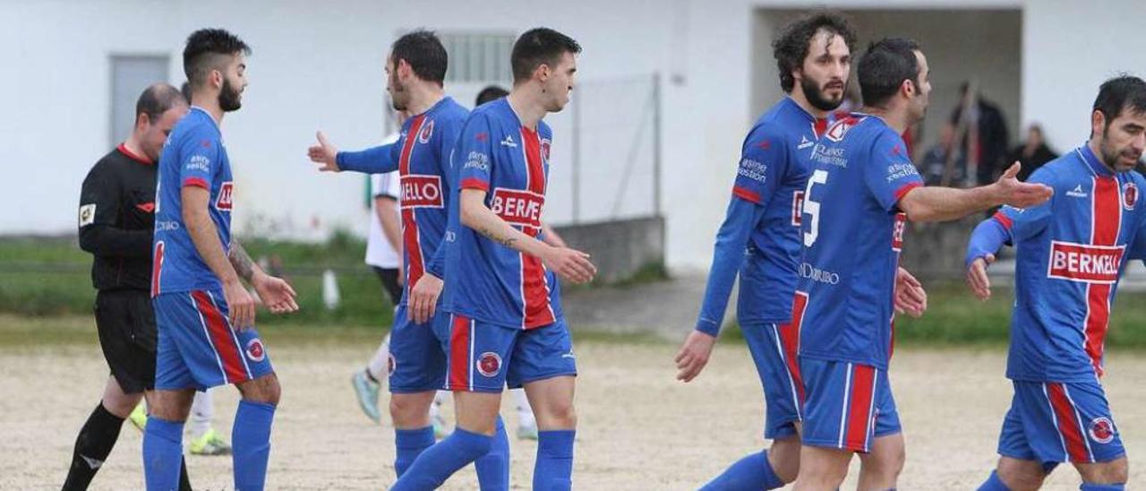 Los jugadores festejan uno de los goles ante el Coles el pasado domingo. // Iñaki Osorio