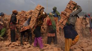 Un día en una fábrica de ladrillos en Nepal