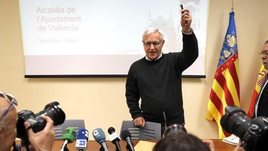 El alcalde, Joan Ribó, y Ramón Vilar ayer durante la presentación de los presupuestos municipales de 2018.