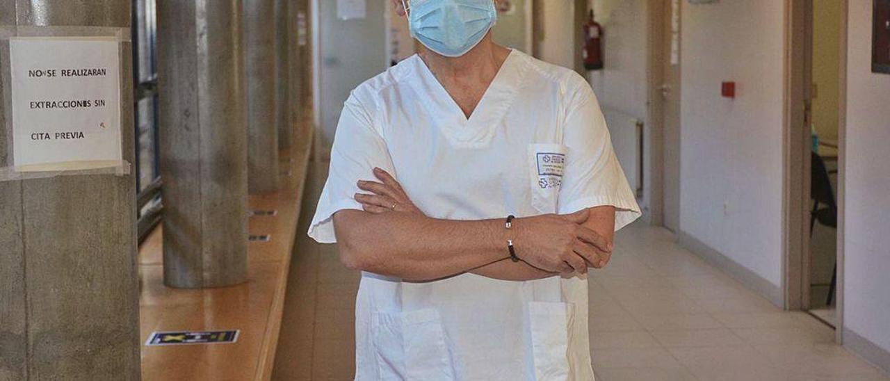 El doctor Luis Fransi en el centro de salud de Lérez.