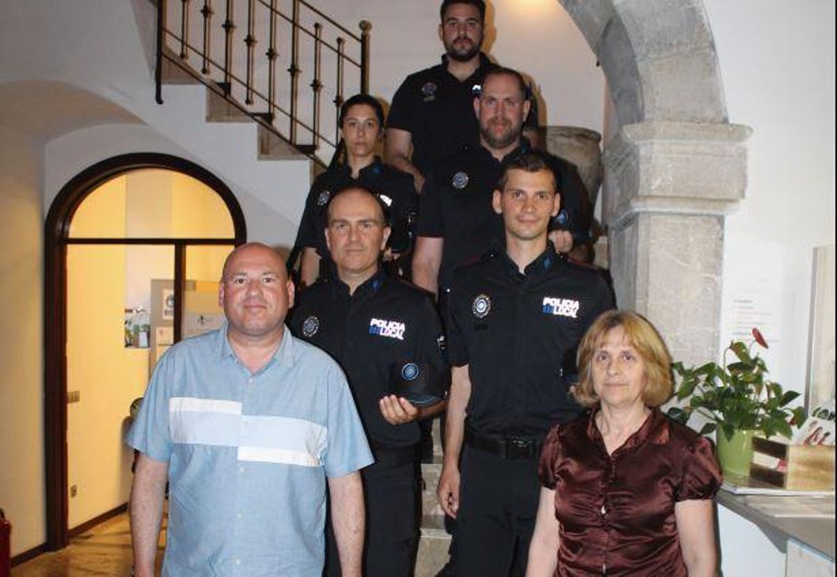 El alcalde Víctor Martí (abajo, a la izquierda), con varios agentes policiales en una imagen del pasado año 2022.