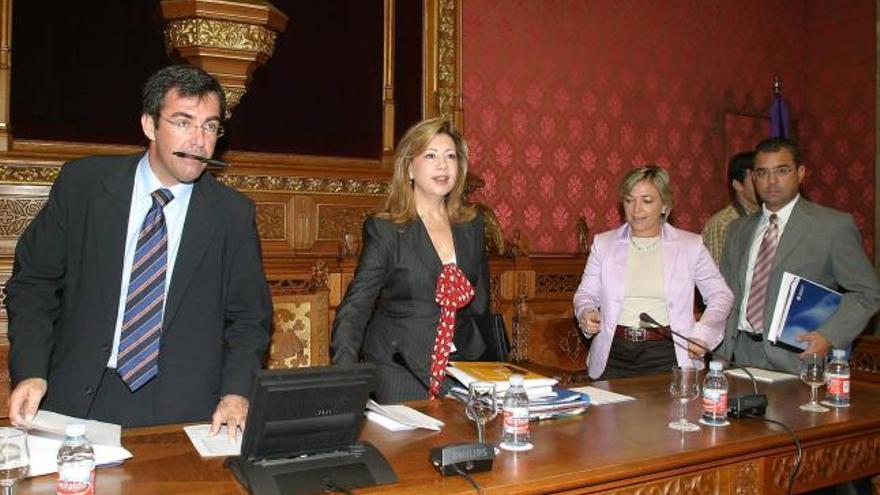 Maria Antònia Munar y sus consellers de UM en la legislatura del Consell analizada.