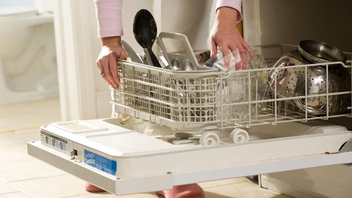El motivo por el que cada vez más gente usa el truco del vaso en el  lavavajillas para limpiarlo mejor