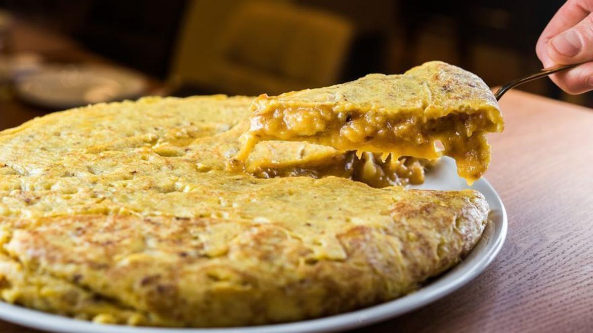 La tortilla de patata de Colósimo (Madrid), jugosa y con cebolla.